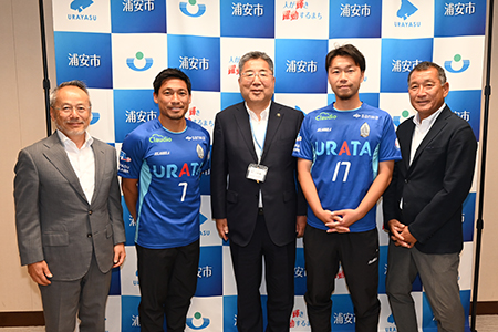 天皇杯出場を報告するブリオベッカ浦安・市川の選手と浦安市長